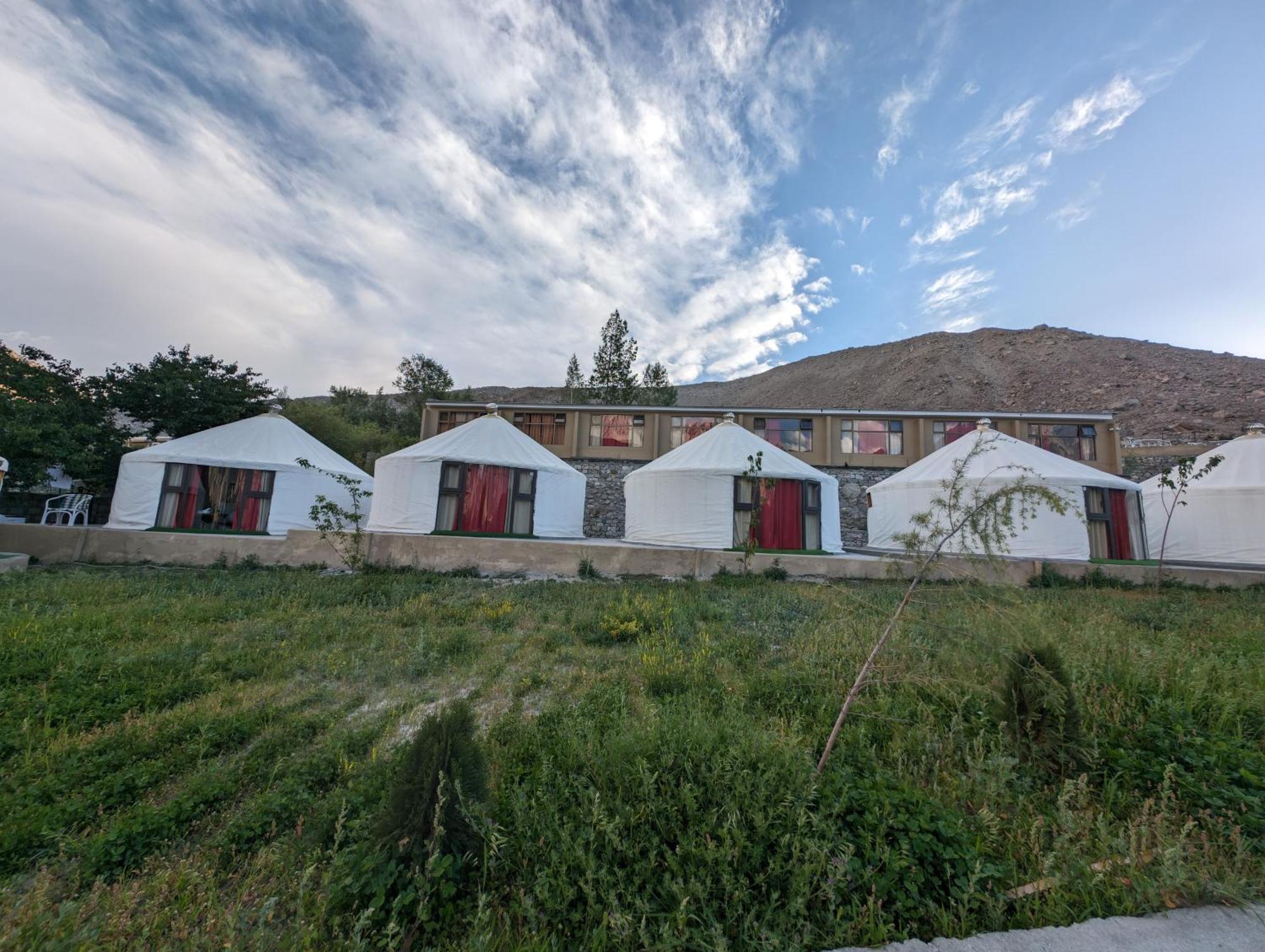 Apex Hotels And Resorts Hussaini Karimabad  Buitenkant foto
